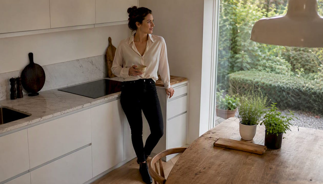 Zwarte jeans outfits vrouwen: 6 formules die altijd werken - NYDJ